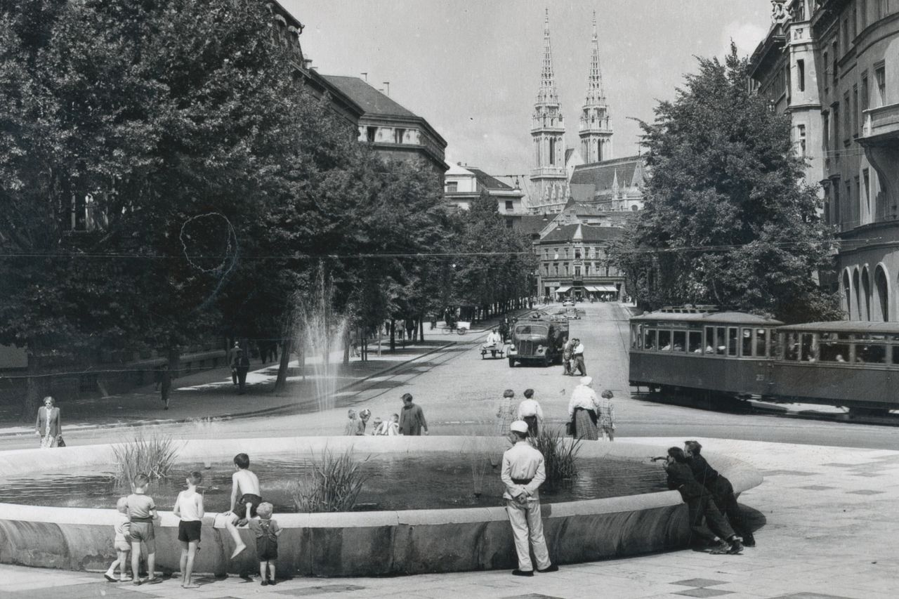 Trg žrtava fašizma, fontana, ulica Račkoga, oko 1960. godine
